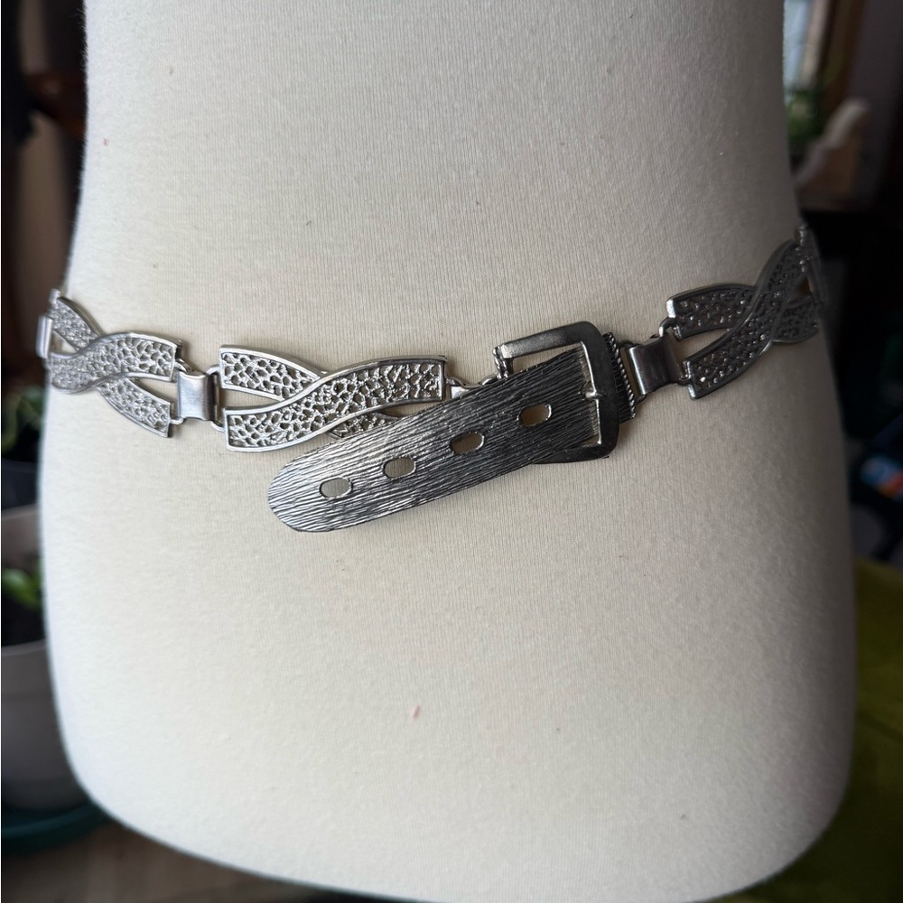 Funky vintage Y2K silver tone metal chain belt